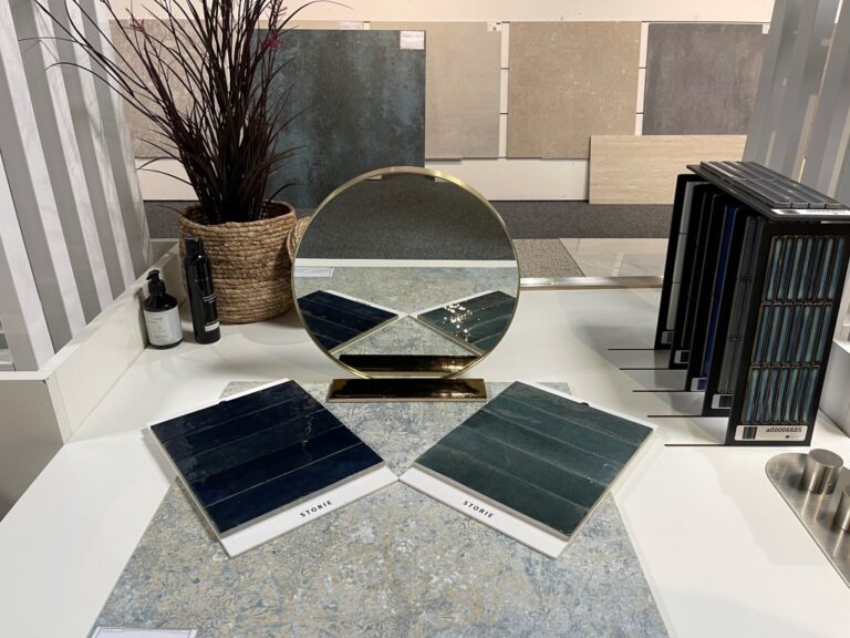 Tegelstalen op de adviestafel in de showroom